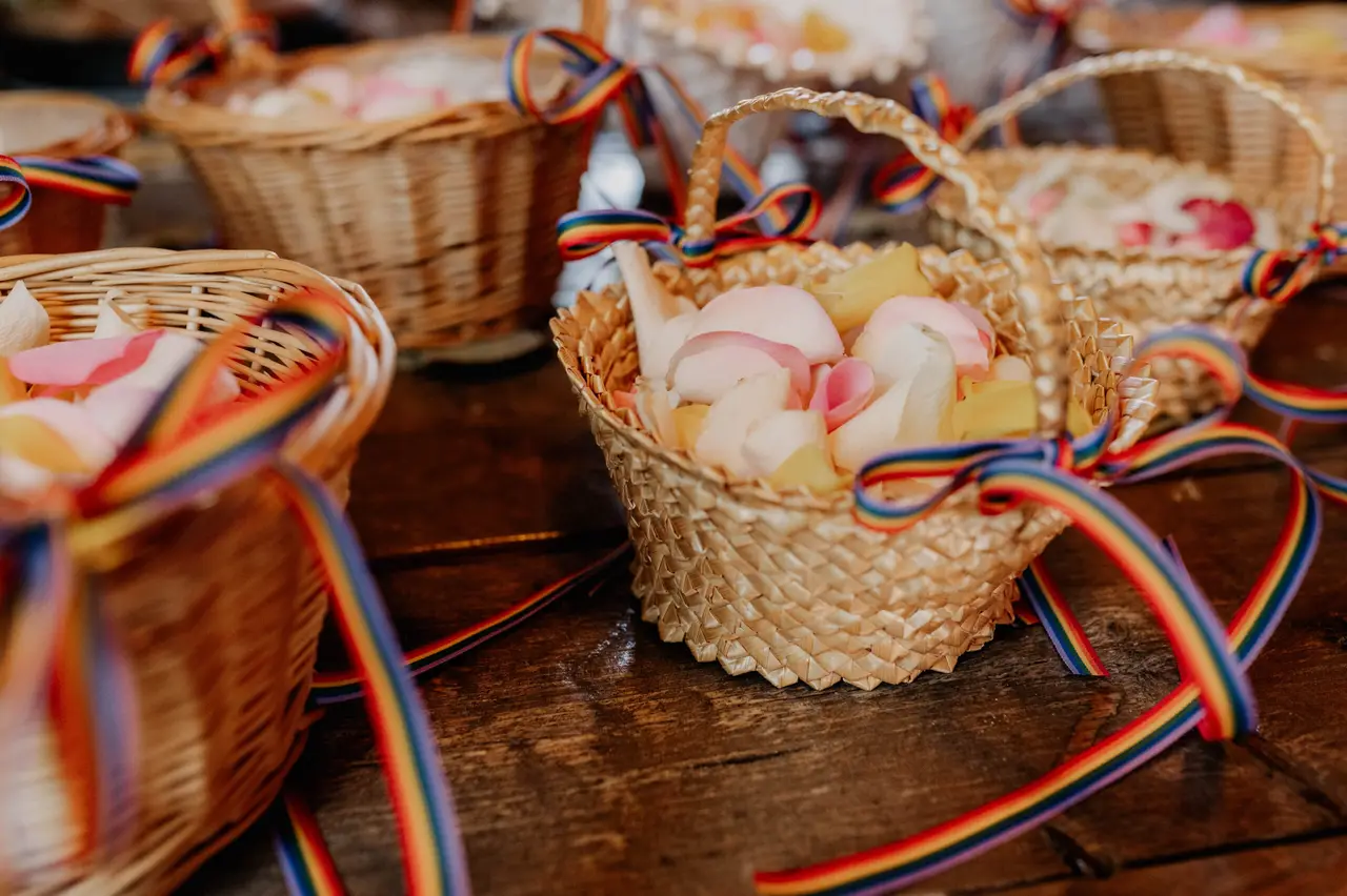 Verliebtes Paar an ihrem Hochzeitstag